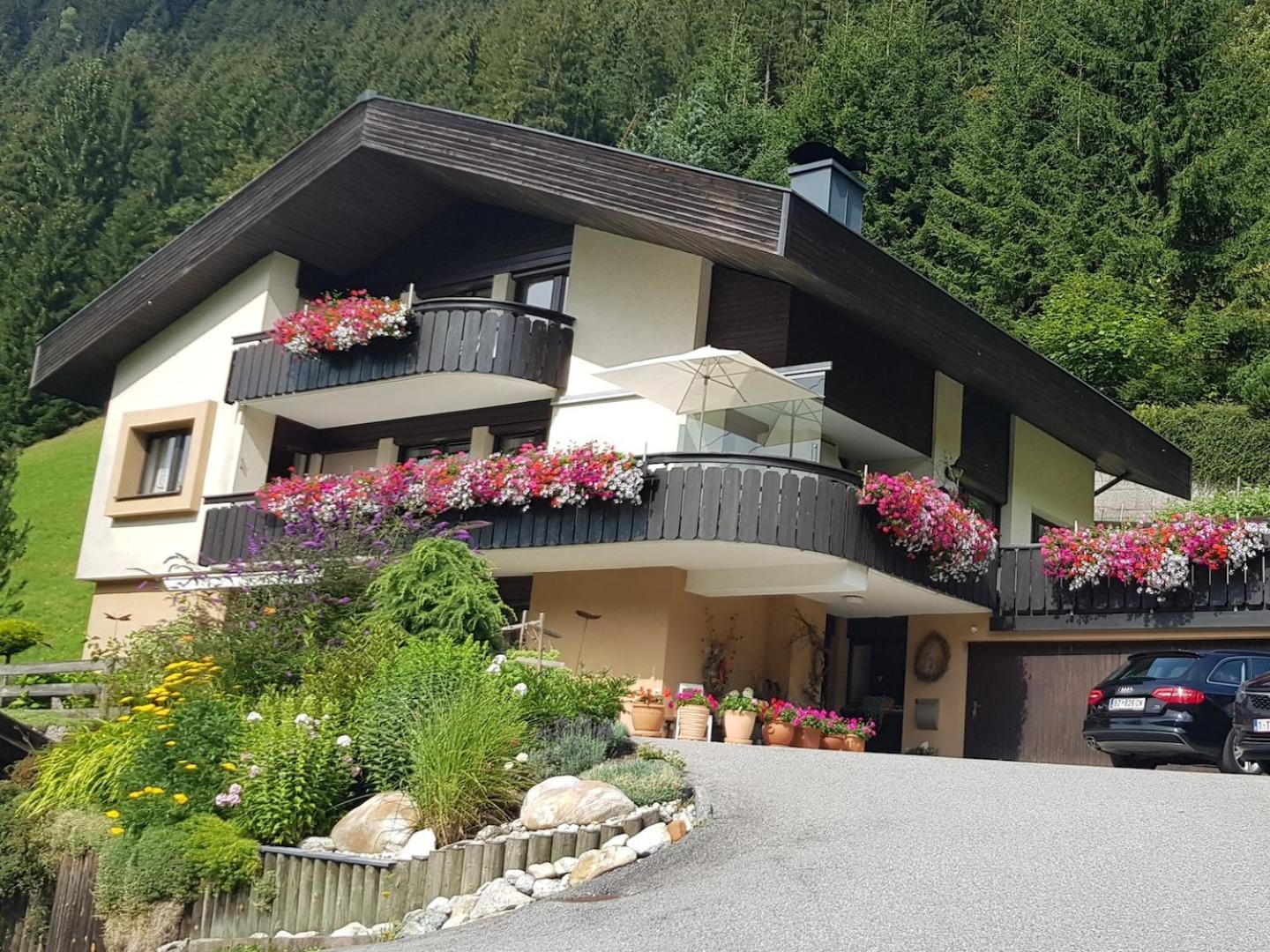 ガシュルンHaus Gueatliアパートメント エクステリア 写真